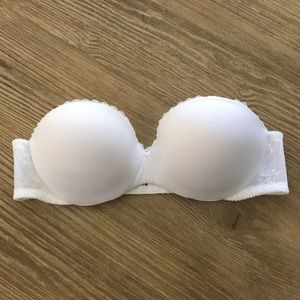 White strapless bra with lace trim